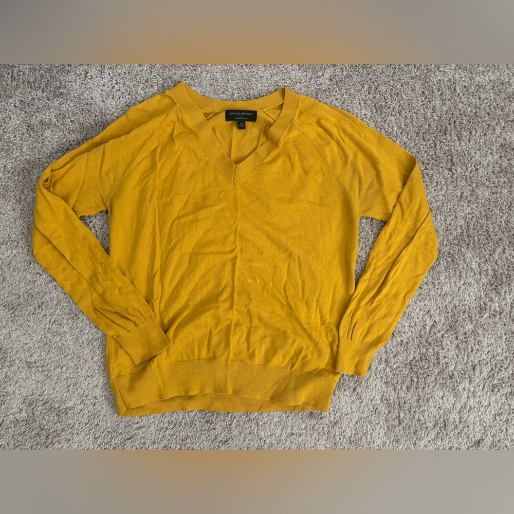 Mustard Banana Republic forever sweater v-neck medium like new